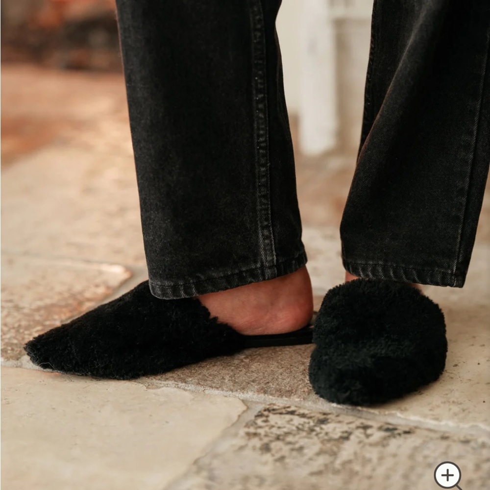 NWOB Jenni Kayne Shearling Mules Size 9 Black